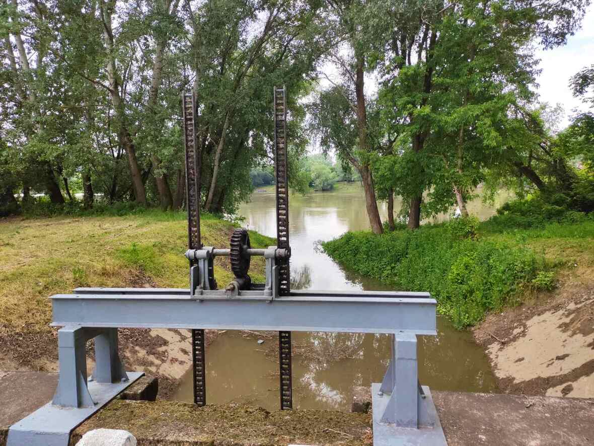 Vízkivezetés árhullámból - Karádéfoki-zsilip