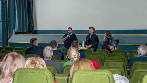 Filmvetítés az Apollóban